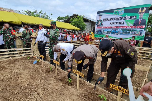 Tanam Perdana di Kampung Warami