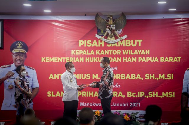 Kepala Balitbangda Provinsi Papua Barat Menerima 5 sertifikat Hak Kekayaan Intelektual HAKI Pada Acara Pisah Sambut Kepala Kantor Wilayah Kementerian Hukum dan HAM Papua Barat