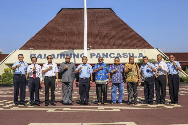 KUNJUNGAN PEMERINTAH PROVINSI PAPUA BARAT DALAM RANGKA PEMBANGUNAN SEKOLAH UNGGULAN