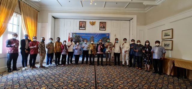 PERTEMUAN TINGKAT TINGGI PROYEK KERJASAMA PEMULIHAN POPULASI HIU BELIMBING DI PAPUA BARAT